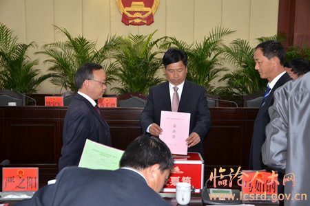 常委会决定: 同意任命谯忠同志为凤庆县人民政府副县长;免去王萍同志